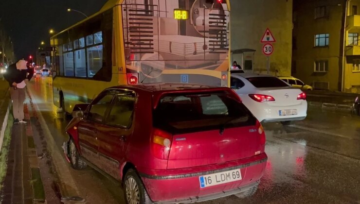 Bursa’da toplu taşıma otobüsüne çarpan otomobilin sürücüsü yaralandı