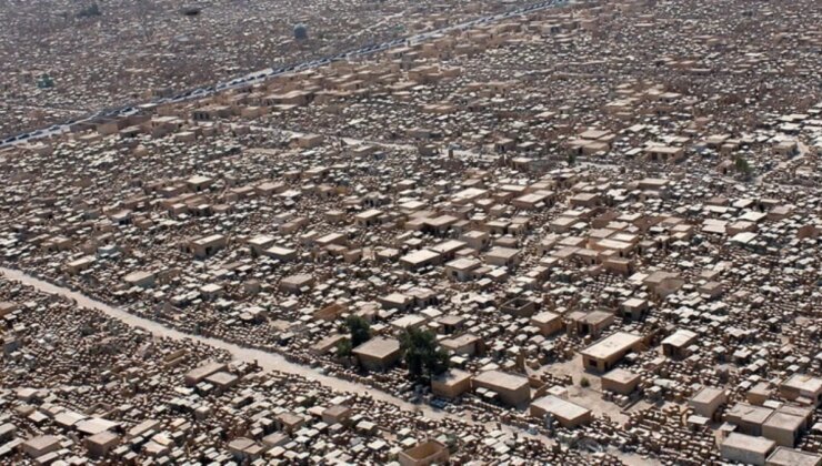 Uzaktan şehir gibi görünse de 6 milyon insanın bulunduğu bir mezarlık: Al-Salam Vadisi