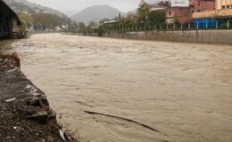 Zonguldak’ta fırtınada kaybolan gemiden haber yok! Şehirde okullar tatil edildi, evler sular altında kaldı