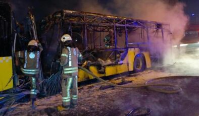 İETT otobüsü alev alev yandı: Kullanılamaz hale geldi